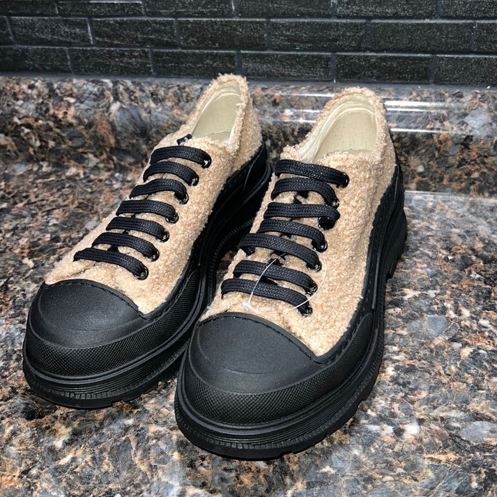 Intentionally Blank Women's OG
Lug Sole Sneaker Brown Size 37.. never worn